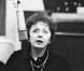 Edith Piaf en 1963 dans un studio d'enregistrement parisien