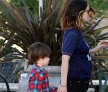 Drew Barrymore dans les rues de Los Angeles dévoile une silhouette plus ronde et un ventre de femme enceinte. Le 3 avril 2012