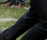 Zizou se prend les pieds dans le terrain !