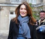 Carla Bruni-Sarkozy lors de son arrivée pour l\'émission C à vous à Paris le 8 mars 2012
