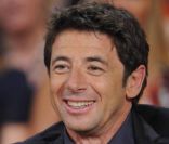 Patrick Bruel, souriant et séduisant, entouré des stars du ''Prénom''