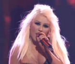 Christina Aguilera et son équipe interprètent  Fighter  dans  The Voice  US, le 14 avril 2012 sur la chaîne NBC.