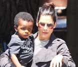 Sandra Bullock va chercher son fils Louis à l'école le 17 avril 2012 à Los Angeles
