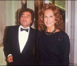  Dalida et son frère Orlando à Paris en 1983. 
 En 2012, 25 ans après son suicide dans la nuit du 2 au 3 mai 1987, Dalida continue de passionner et de renvoyer l'image d'une diva aux airs de femme fatale. Sa facette intime, celle de la femme désespérée, reste à découvrir... 