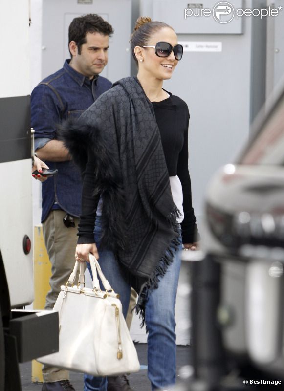 Jennifer Lopez et son amoureux Casper Smart dans les rues de Beverly Hills, le 6 avril 2012