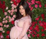 Julia Restoin, enceinte et élégante, brille pour Chanel avec Liv Tyler
