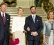 Le grand-duc héritier Guillaume de Luxembourg et sa fiancée la comtesse Stéphanie de Lannoy entourés du couple grand-ducal, Henri et Maria Teresa de Luxembourg, le 27 avril 2012 au château de Berg. 
 La comtesse Stéphanie de Lannoy, qui s'apprête à épouser le grand-duc héritier Guillaume de Luxembourg, prince de Nassau et de Bourbon-Parme, a été officiellement présentée aux autorités nationales, à la presse et au public le 27 avril 2012. La séance photo a eu lieu au palais grand-ducal, au lendemain de l'annonce de leurs fiançailles. 
