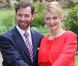 Et voici la bague ! Photo des fiançailles du grand-duc héritier Guillaume de Luxembourg et de la comtesse Stéphanie de Lannoy, le 27 avril 2012, au château de Berg, à l'issue du déjeuner réunissant leurs deux familles, au lendemain de l'annonce de leurs fiançailles.