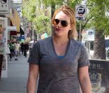 Hilary Duff, une jeune maman énergique aux formes arrondies