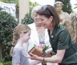 Caroline de Monaco visite le salon Rêveries sur les jardins, à Monaco et reçoit des fleurs. Samedi 5 mai 2012