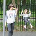 Milla Jovovich et sa fille Ever, complices et heureuses pour une balade plaisir