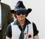 Johnny Depp signe des autographes en sortant du Jimmy Kimmel show, le 8 mai 2012 à Los Angeles