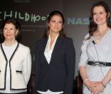 La princesse Madeleine, entre la reine Silvia et Geena Davis, mène les débats