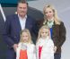Charles et Camilla de Bourbon-Siciles et leurs filles épatés par le PlanetSolar