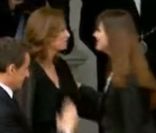 Les adieux sur le perron de l\'Elysée entre l\'ancien et le nouveau couple présidentiel, à Paris, le 15 mai 2012. Valérie Trierweiler et Carla Bruni s\'embrassent.