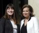 Carla Bruni-Sarkozy et Valérie Trierweiler sur le perron de l'Elysée lors de la passation de pouvoir entre Nicolas Sarkozy et François Hollande, le 15 mai 2012.