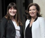 Carla Bruni-Sarkozy et Valérie Trierweiler sur le perron de l\'Elysée lors de la passation de pouvoir entre Nicolas Sarkozy et François Hollande, le 15 mai 2012.