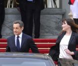 Carla Bruni-Sarkozy et Nicolas Sarkozy quittent l\'Elysée après la passation de pouvoir, le mardi 15 mai 2012.
