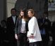 Carla Bruni-Sarkozy accueille Valérie Trierweiler sur le perron de l'Elysée lors de la passation de pouvoir entre Nicolas Sarkozy et François Hollande, le 15 mai 2012.