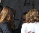 Carla Bruni-Sarkozy accueille Valérie Trierweiler sur le perron de l'Elysée lors de la passation de pouvoir entre Nicolas Sarkozy et François Hollande, le 15 mai 2012.