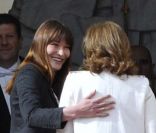 Carla Bruni-Sarkozy accueille Valérie Trierweiler sur le perron de l\'Elysée lors de la passation de pouvoir entre Nicolas Sarkozy et François Hollande, le 15 mai 2012.