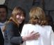 Carla Bruni-Sarkozy accueille Valérie Trierweiler sur le perron de l'Elysée lors de la passation de pouvoir entre Nicolas Sarkozy et François Hollande, le 15 mai 2012.