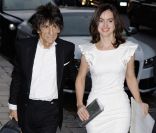 Ronnie Wood et sa dernière jeune conquête en date, Sally Humphreys. La soirée de bienfaisance du Marie Curie Cancer Care Fundraiser, au Claridge\'s de Mayfair, à Londres, le 15 mai 2012, a fait le plein de glamour.