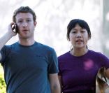 Mark Zuckerberg et sa compagne Priscilla Chan à Palo Alto en octobre 2010