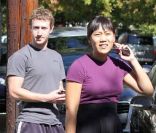 Mark Zuckerberg et sa compagne Priscilla Chan à Palo Alto en octobre 2010