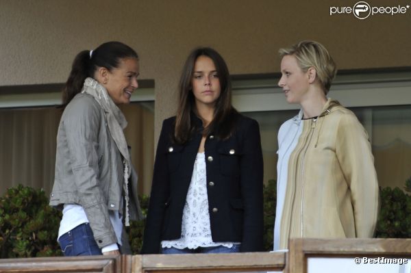 Stéphanie de Monaco, sa fille Pauline et la princesse Charlène le 22 mai 2012 à Monaco pour un match de charité organisé au profit de l'association de la princesse Charlène
