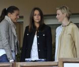 Stéphanie de Monaco, sa fille Pauline et la princesse Charlène le 22 mai 2012 à Monaco pour un match de charité organisé au profit de l\'association de la princesse Charlène