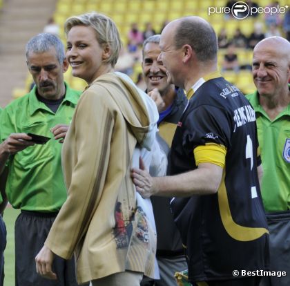 Albert de Monaco et la princesse Charlène le 22 mai 2012 à Monaco pour un match de charité organisé au profit de l'association de la princesse Charlène