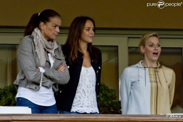 Stéphanie de Monaco, sa fille Pauline et Charlène Wittstock lors d'un match de foot de charité donné en faveur de l'association de la princesse Charlène au Stade Louis II de Monaco le 22 mai 2012