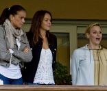 Stéphanie de Monaco, sa fille Pauline et Charlène Wittstock lors d\'un match de foot de charité donné en faveur de l\'association de la princesse Charlène au Stade Louis II de Monaco le 22 mai 2012