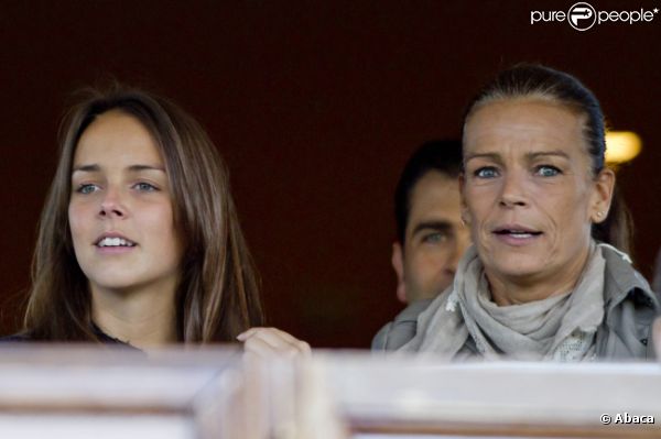 Stéphanie de Monaco et sa fille Pauline lors d'un match de foot de charité donné en faveur de l'association de la princesse Charlène au Stade Louis II de Monaco le 22 mai 2012