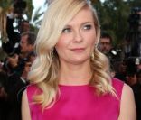 La craquante Kirsten Dunst lors de la montée des marches de  Sur la route , au Festival de Cannes le 23 mai 2012.