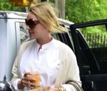 La belle Uma Thurman dans les rues de New York, le 23 mai 2012.