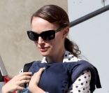 Natalie Portman, tellement fière, assiste aux premiers pas de son fils Aleph