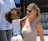 Heidi Klum vient chercher ses enfants à leur cours de Karate. Los Angeles, le 26 mai 2012.