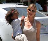Heidi Klum et sa fille Lou. Los Angeles, le 26 mai 2012.