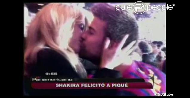 Shakira embrasse son homme Gerard Piqué après sa victoire lors de la coupe du Roi le 25 mai 2012