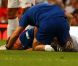 Gordon Ramsay, sonné par le choc violent avec Teddy Sheringham, recoit les soins du staff de son équipe, le Reste Du Monde. Manchester, le 27 mai 2012.