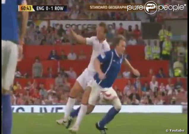 Gordon Ramsay, bousculé par Teddy Sheringham, est contraint de sortir sur civière.