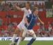  Gordon Ramsay, bousculé par Teddy Sheringham, est contraint de sortir sur civière. 