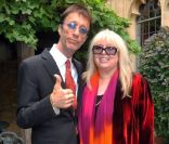Robin Gibb et son épouse Dwina Murphy Gibb, en septembre 2009 dans leur ville de Thame (Oxfordshire). Avec Dwina, le Bee Gees a eu un fils, Robin-John. Durant leur mariage, il a également eu une fille, Snow, avec la bonne, Claire Yang.