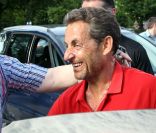 Nicolas Sarkozy souriant de retour à Paris, le 2 juin 2012.