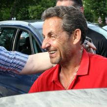 Nicolas Sarkozy souriant de retour à Paris, le 2 juin 2012.