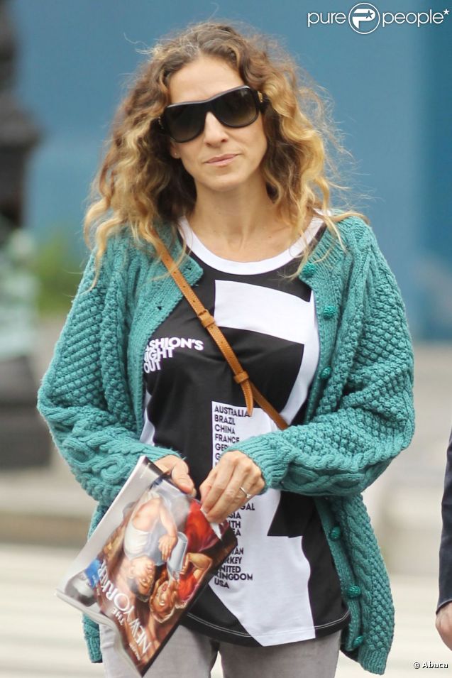 Sarah Jessica Parker, relax mais déjà à l'heure de la Fashion's Night Out lorsqu'elle emmène son fils James à l'école. New York, le 13 juin 2012.