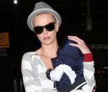 Charlize Theron, le crâne rasé : Instants câlins avec son petit Jackson