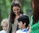 La duchesse de Cambridge, Kate Middleton, est partie à la rencontre des enfants de quartiers déshérités à Wrotham dans le Kent dans le cadre du projet Ark Schools, le 17 juin 2012. Ici en train de s'amuser avec les enfants